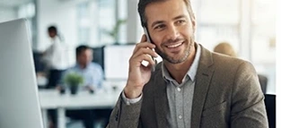 お客様に連絡する担当者